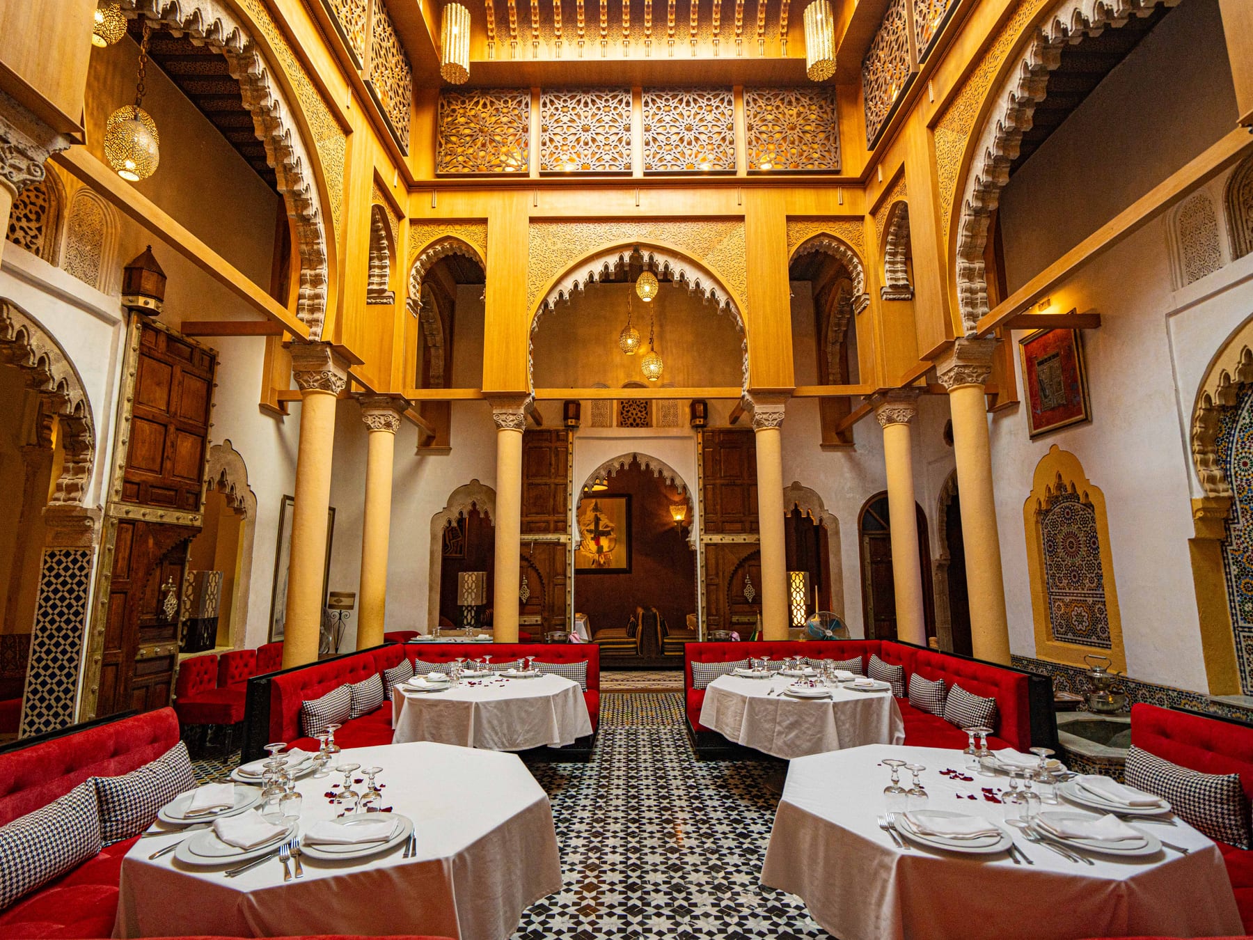 Patio historique et tables dressées du restaurant Dinarjat dans la médina de Rabat