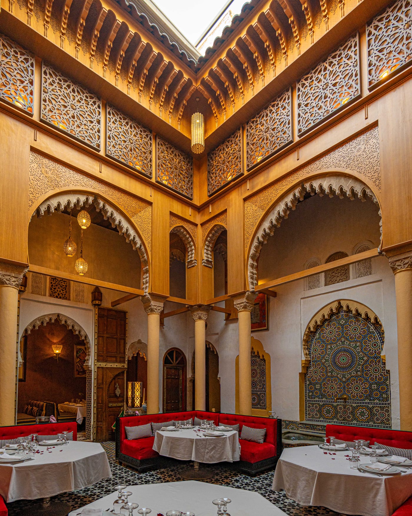 Arches et zellige du riad abritant le restaurant Dinarjat à Rabat