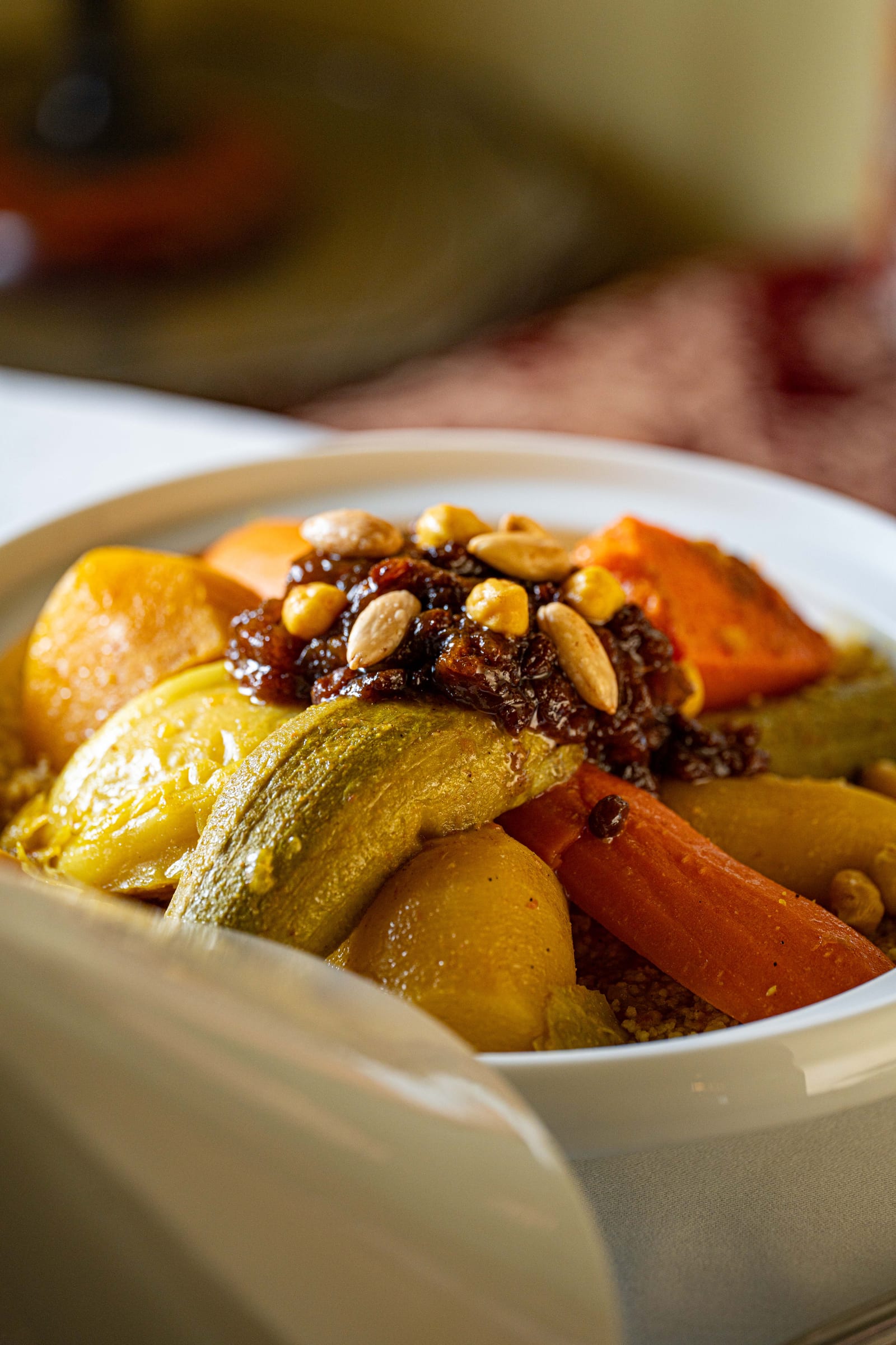Couscous aux sept légumes servi au restaurant Dinarjat à Rabat
