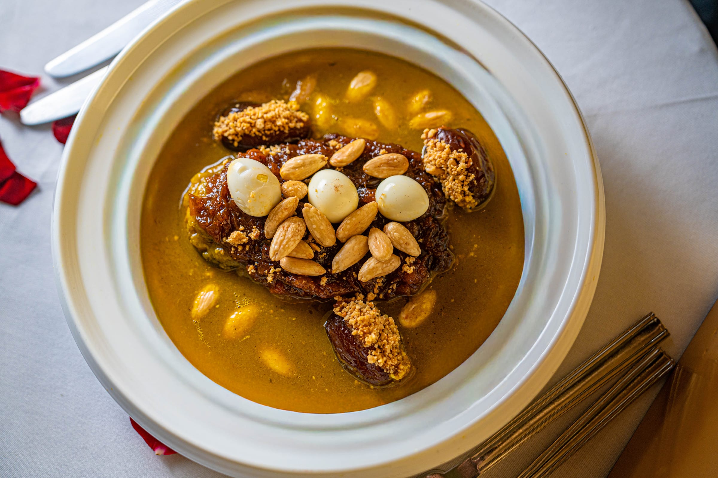 Tagine d'agneau tfaya aux amandes servi au restaurant Dinarjat à Rabat